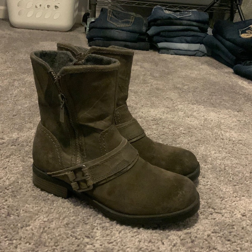 Size 8.5 Clark’s ankle boot